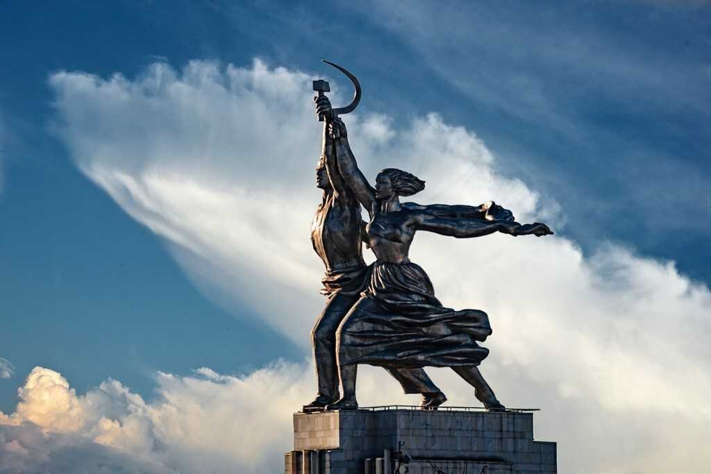Памятник "Рабочий и колхозница".